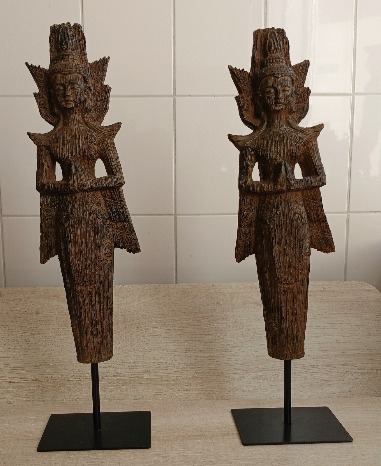 Vintage handgesneden houten beelden op sokkel, Overige onderwerpen, Ophalen of Verzenden, 20 - 50 cm, Beeld