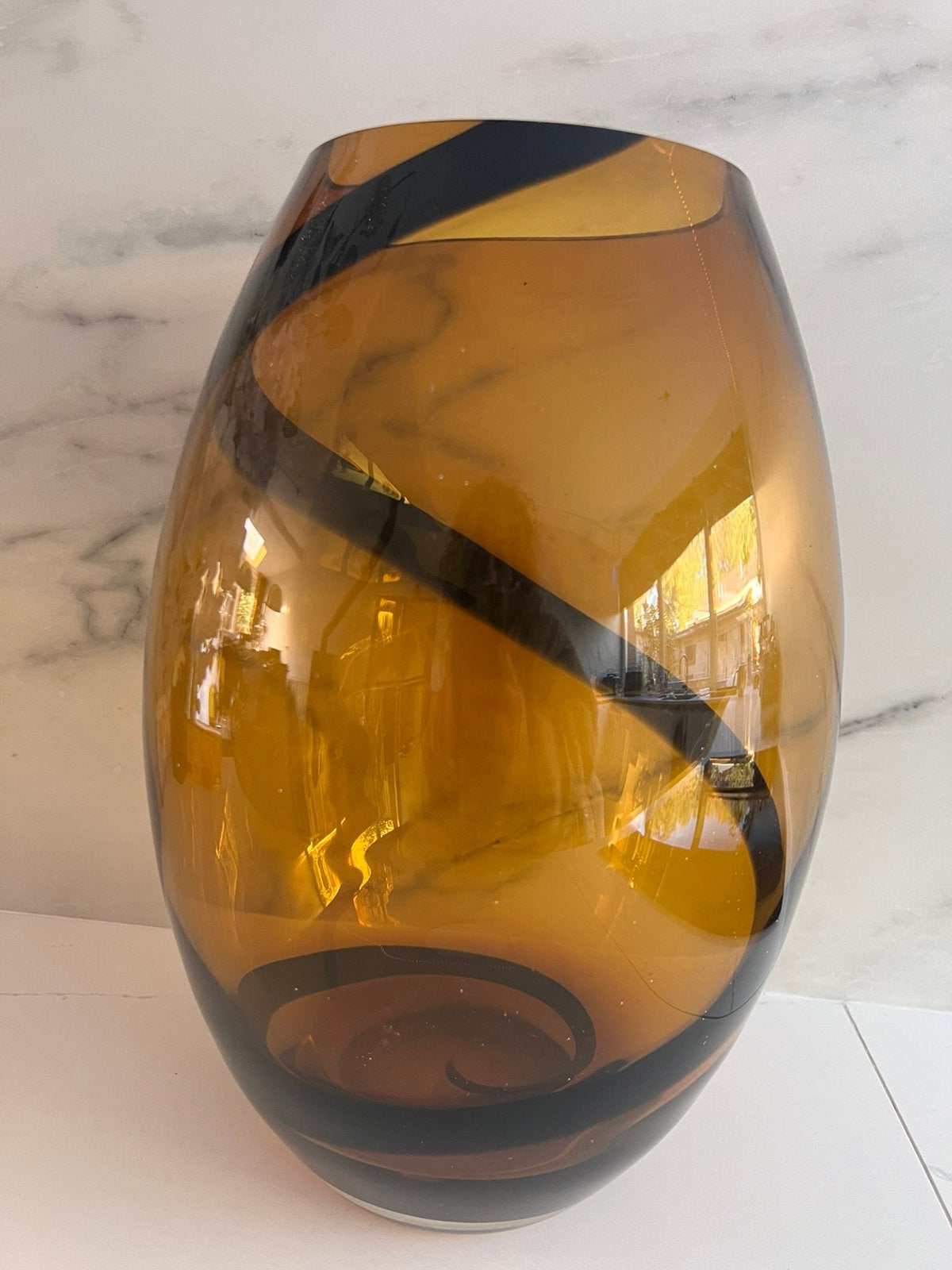 GROOT FORMAAT AMBER BRUIN MET ZWARTE SPIRAAL GLAZEN VAAS, Bruin, Ophalen of Verzenden, Geschikt voor droogbloemen, 37 cm