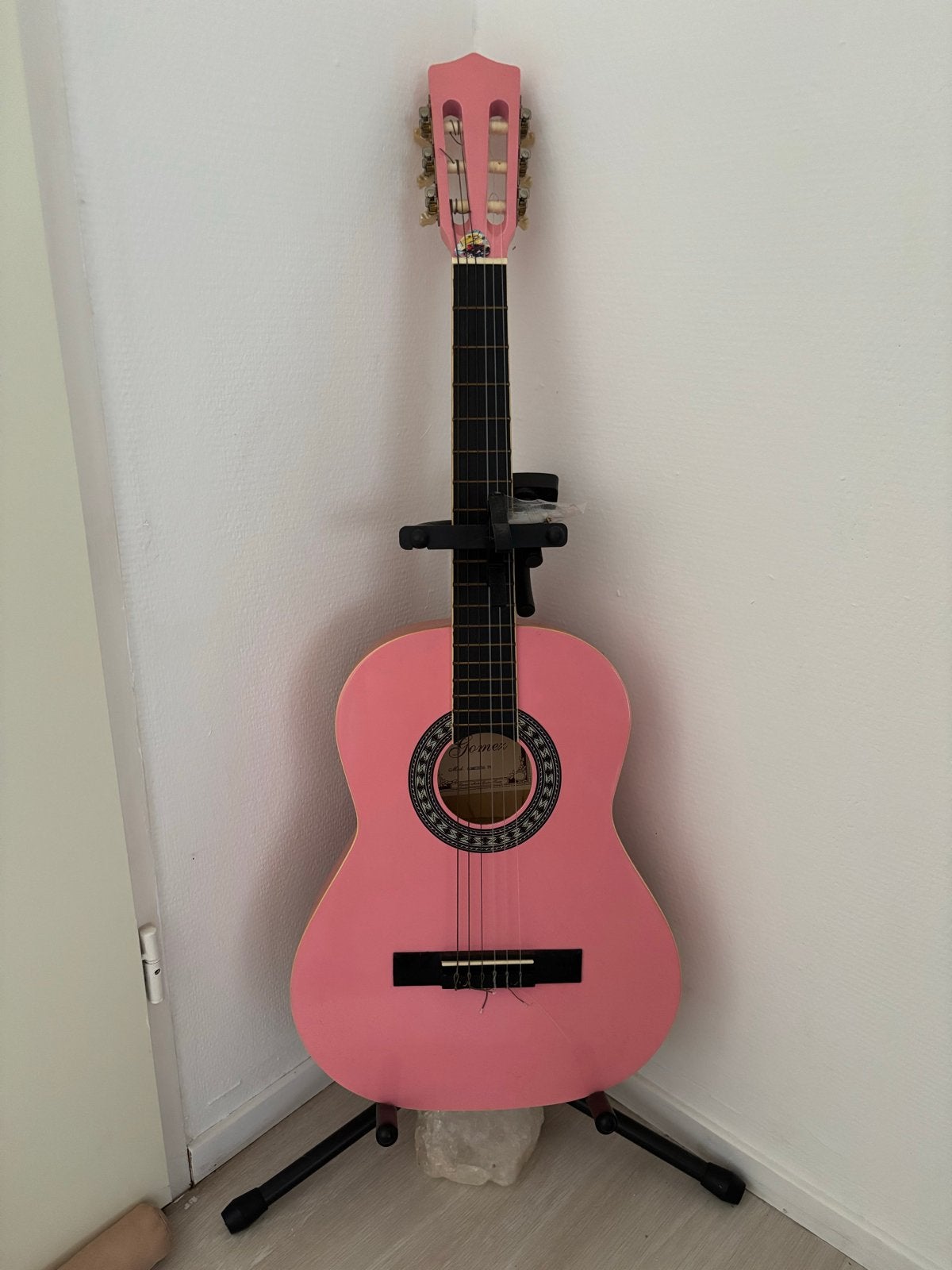Roze klassieke gitaar met standaard, Ophalen, Gebruikt, Klassieke of Spaanse gitaar