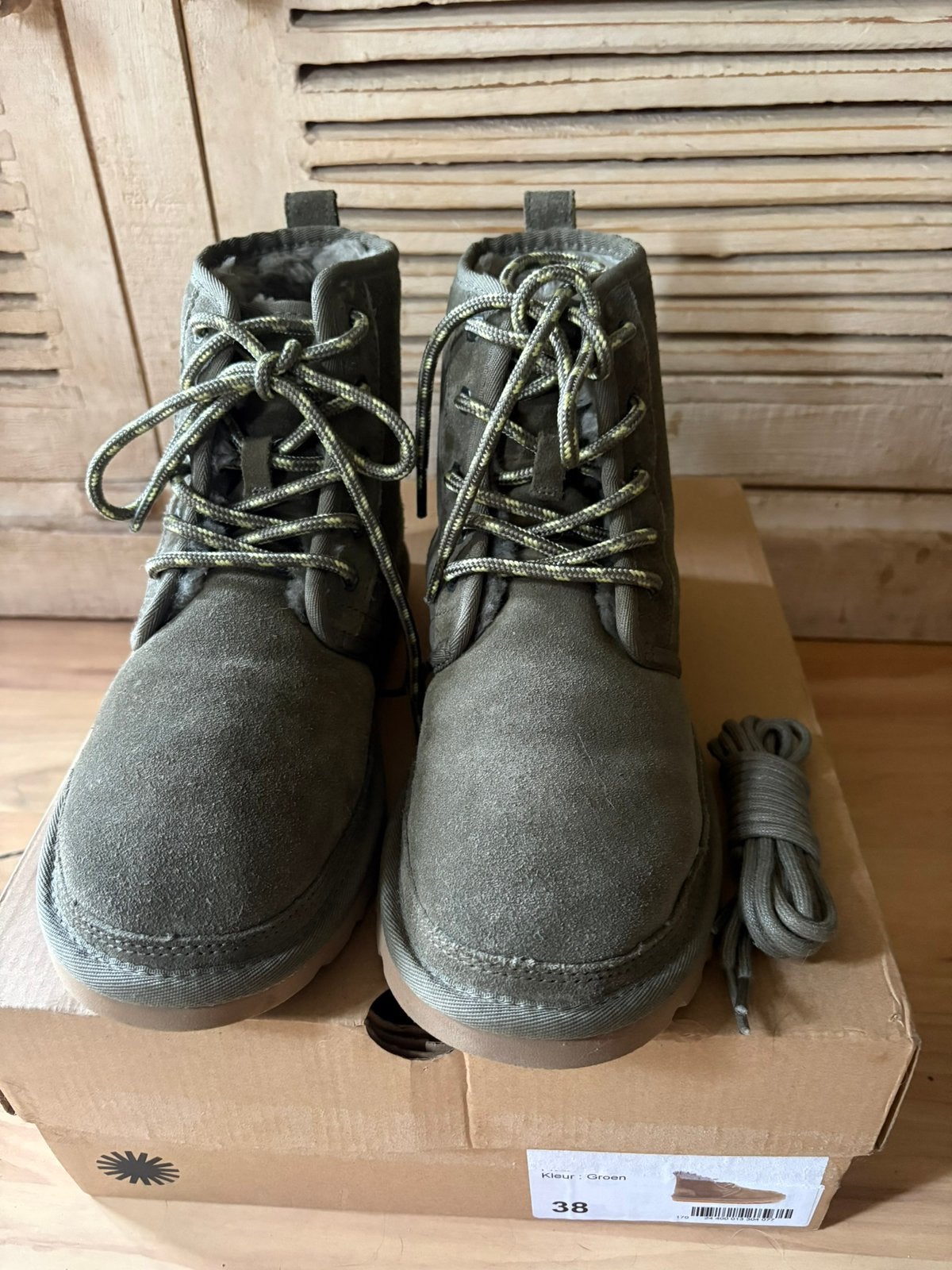 Zgan originele legergroene Ugg Neumel high mt 38, Lage of Enkellaarzen, Ophalen of Verzenden, Zo goed als nieuw, Groen