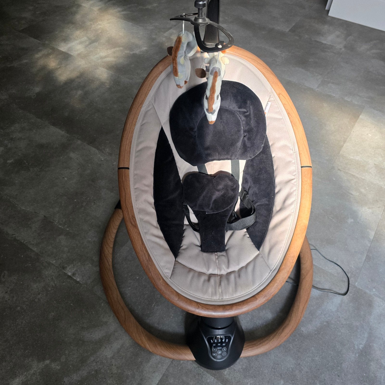 Qute Q-Rocker Zwart Wood Elektrische babySchommel met Muziek, Kinderen en Baby's, Schommelstoel, Ophalen, Overige merken, Met gordel(s) of riempje(s)