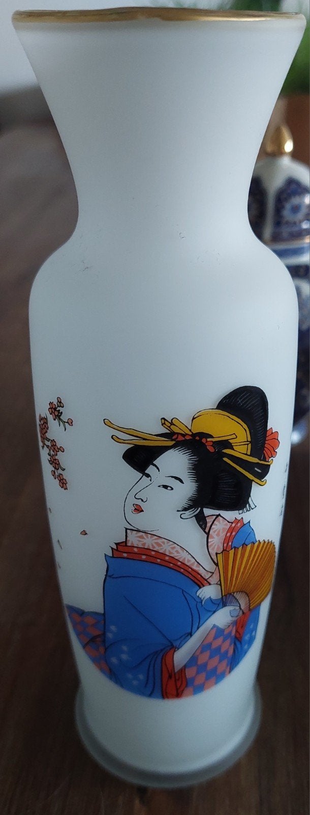 Japanse melkglas vaas met Geisha decoratie handbeschilderd., Antiek en Kunst, Antiek | Vazen, Ophalen of Verzenden