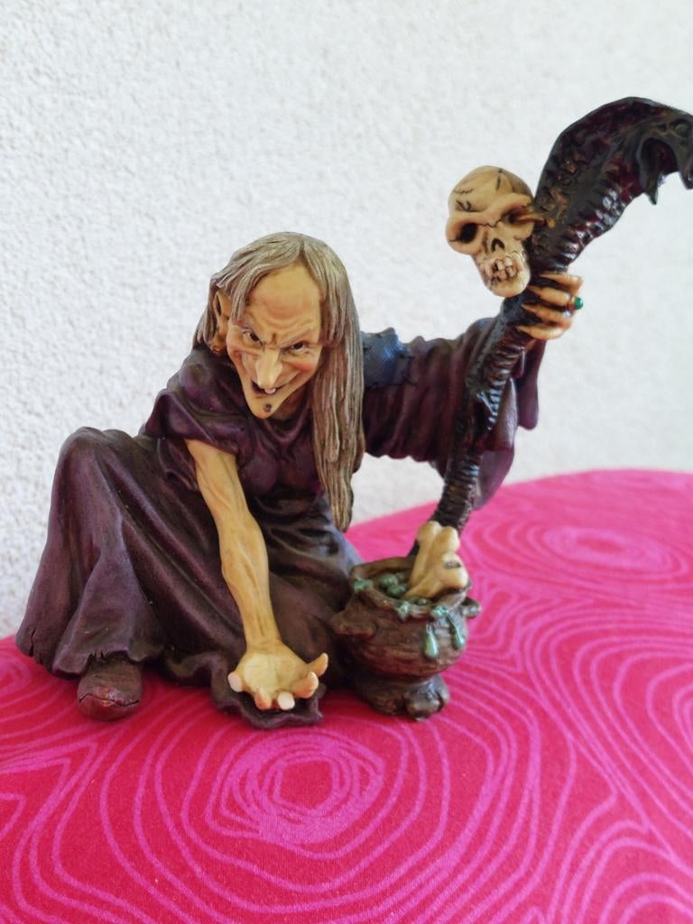 Heks beeldje met ketel en staf - Halloween decoratie, Verzamelen, Beelden en Beeldjes, Ophalen of Verzenden, Nieuw