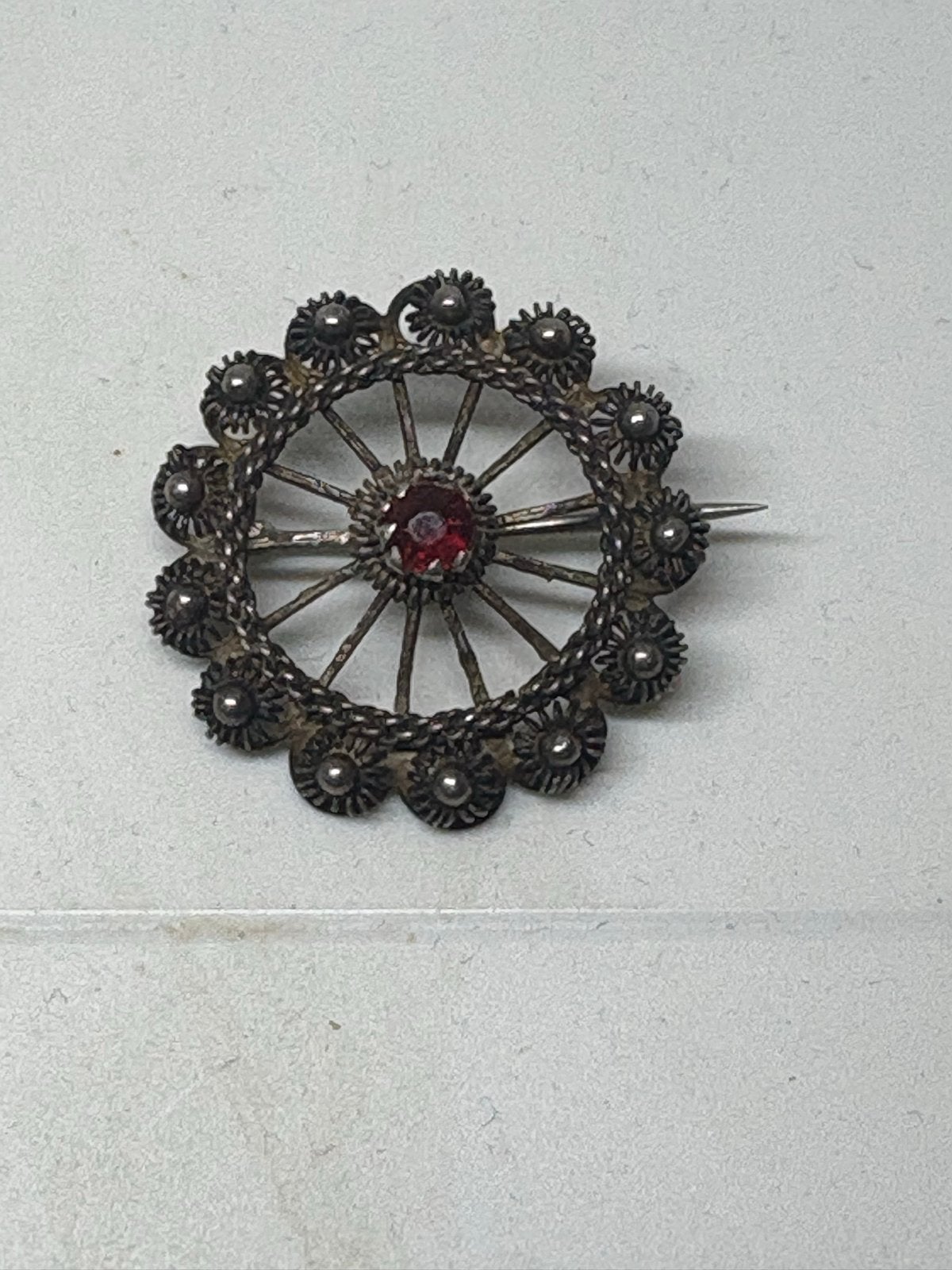 Vintage Broche met Rode Steen - Ca. 2 cm, Overige materialen, Gebruikt, Minder dan 4 cm, Ophalen of Verzenden