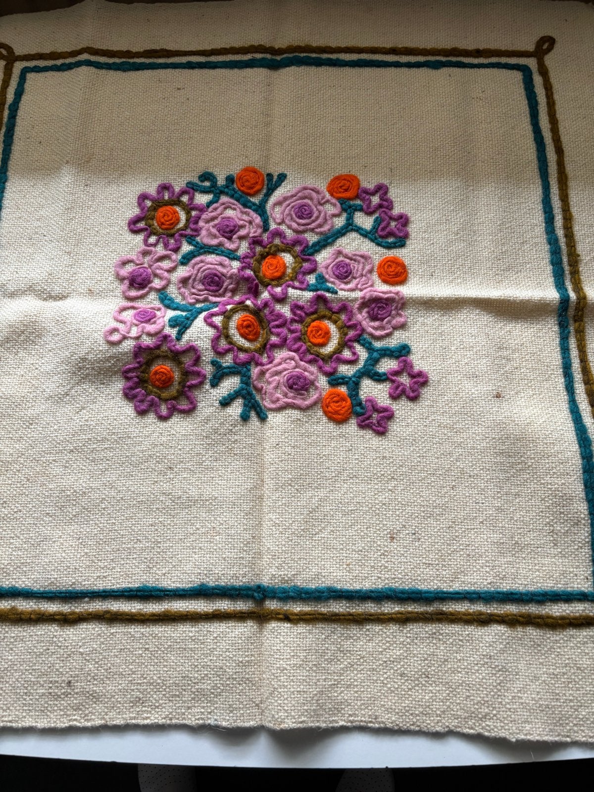 Geborduurd wollen tafelkleedje met bloemenpatroon, Vintage, Meerkleurig, Ophalen of Verzenden, Zo goed als nieuw