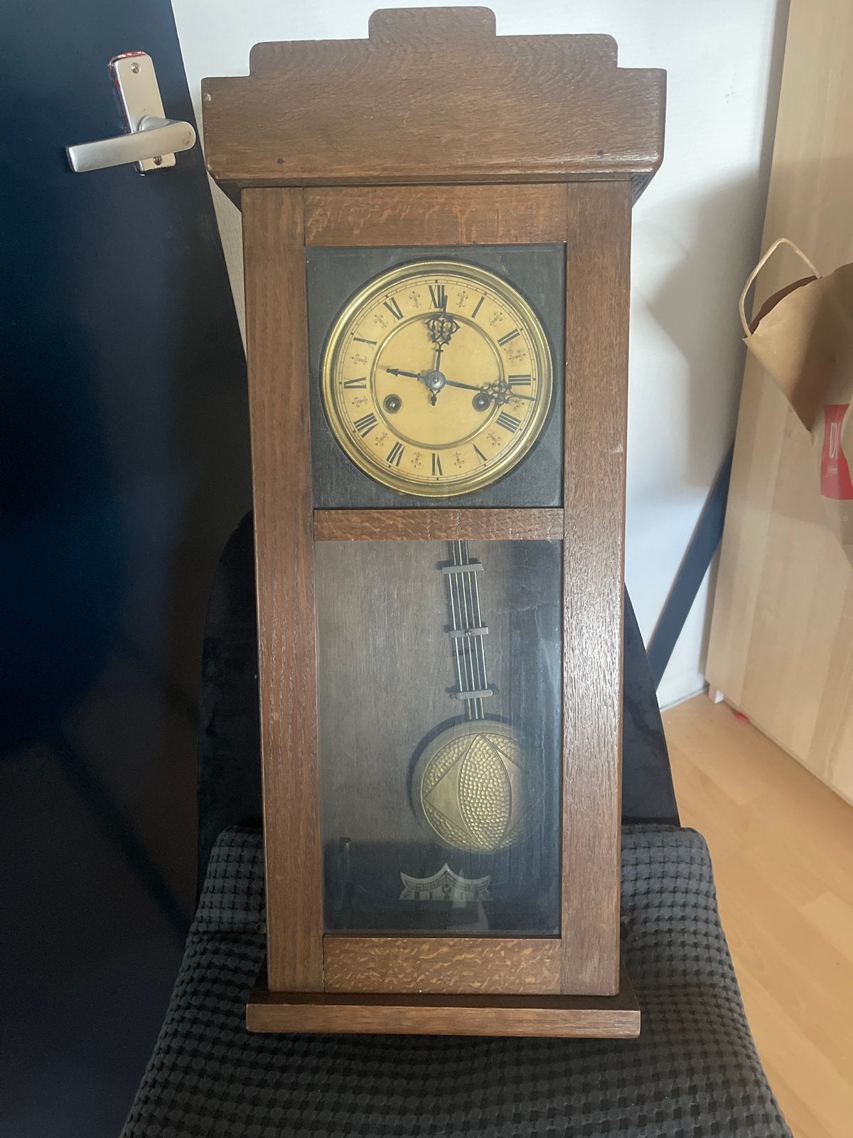 Antieke houten wandklok met slinger, Ophalen