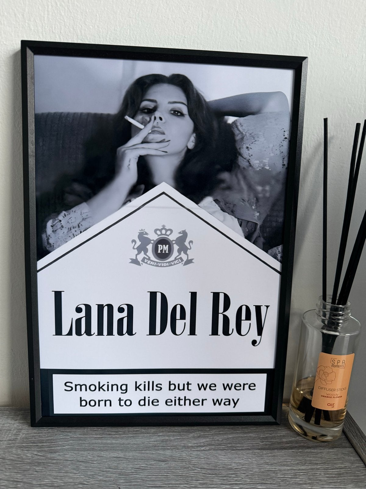 Vintage Lana Del Rey Poster 21x30cm met Ikea lijst, Minder dan 50 cm, Nieuw, Ophalen of Verzenden, Foto of Poster