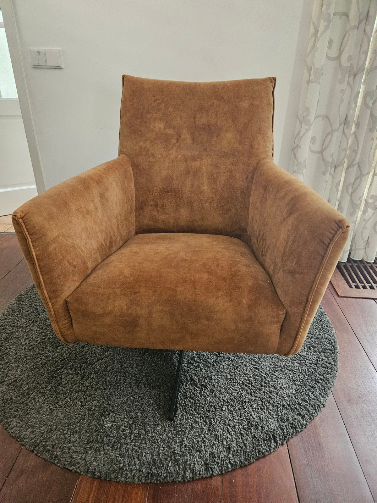 Prachtige Feelings Dex Draaifauteuil – Cognac / Suede-look –, Ophalen, Modern, Comfortabel, Gebruikt, 75 tot 100 cm