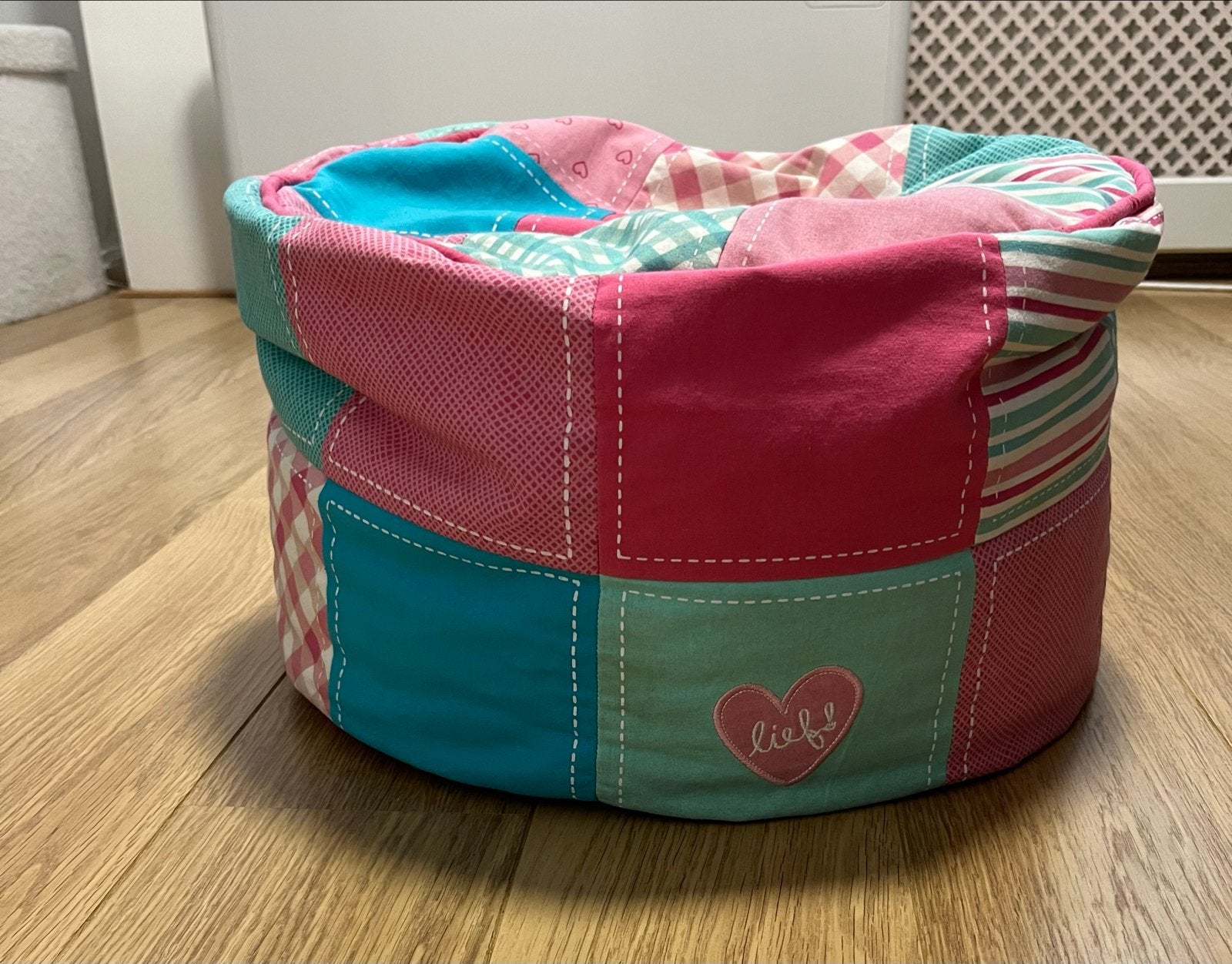 Lief! Poef - Patchwork Roze/Blauw, Minder dan 50 cm, Rond, Ophalen of Verzenden, Zo goed als nieuw