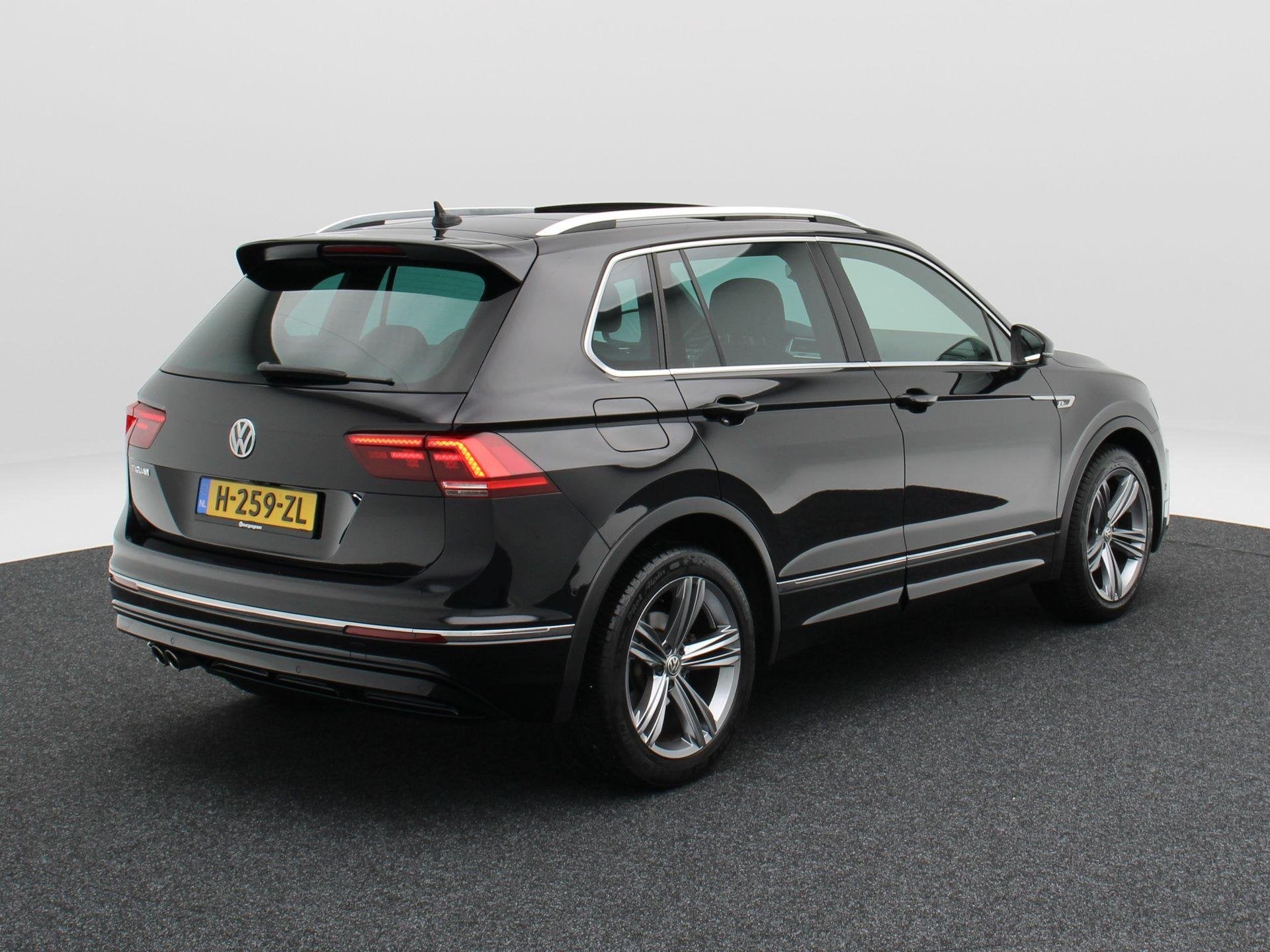 Volkswagen Tiguan 1.5 TSi 150 Pk Automaat R-Line | Stoelverw, Auto's, Dealer onderhouden, 150 pk, Zwart, Origineel Nederlands
