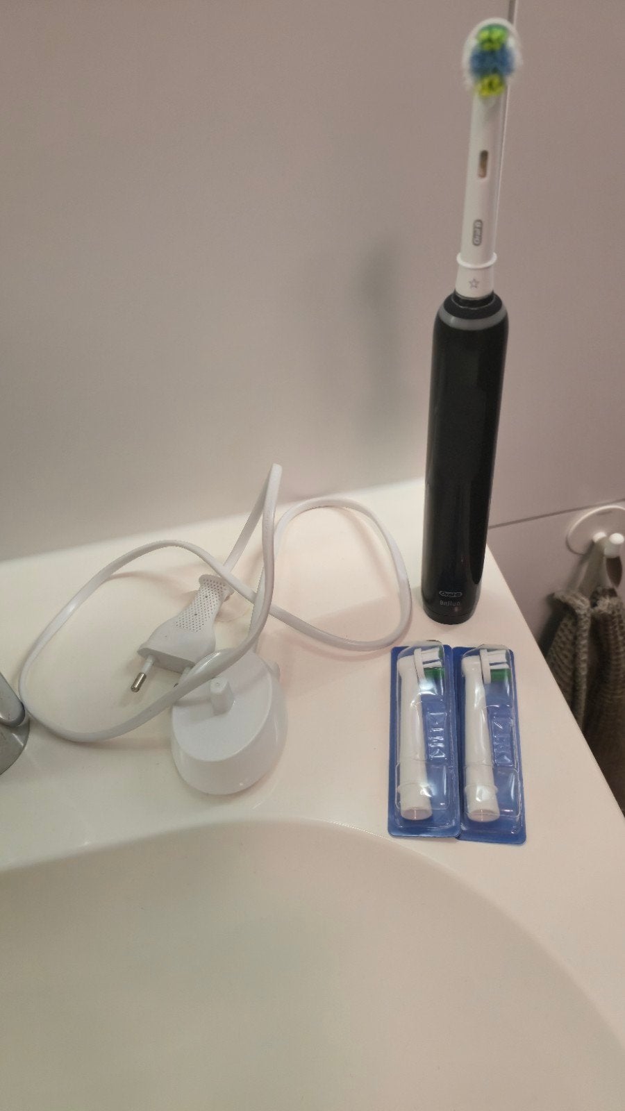 Oral B Pro 3 met twee nieuwe borstelkoppen en oplader, Ophalen, Gebruikt, Tandenborstel