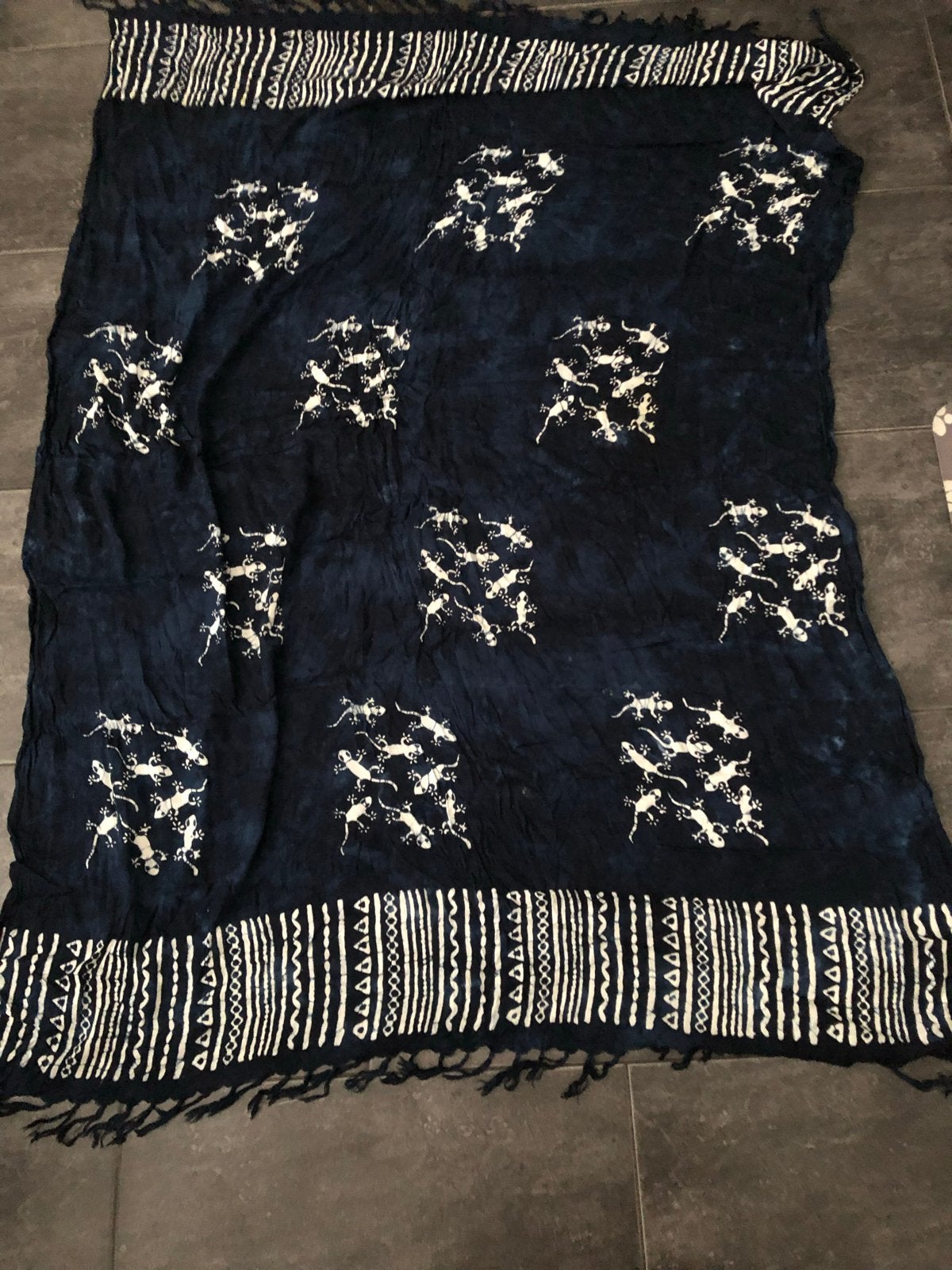 Donkerblauwe pareo met hagedissenprint, Ophalen of Verzenden, Zo goed als nieuw
