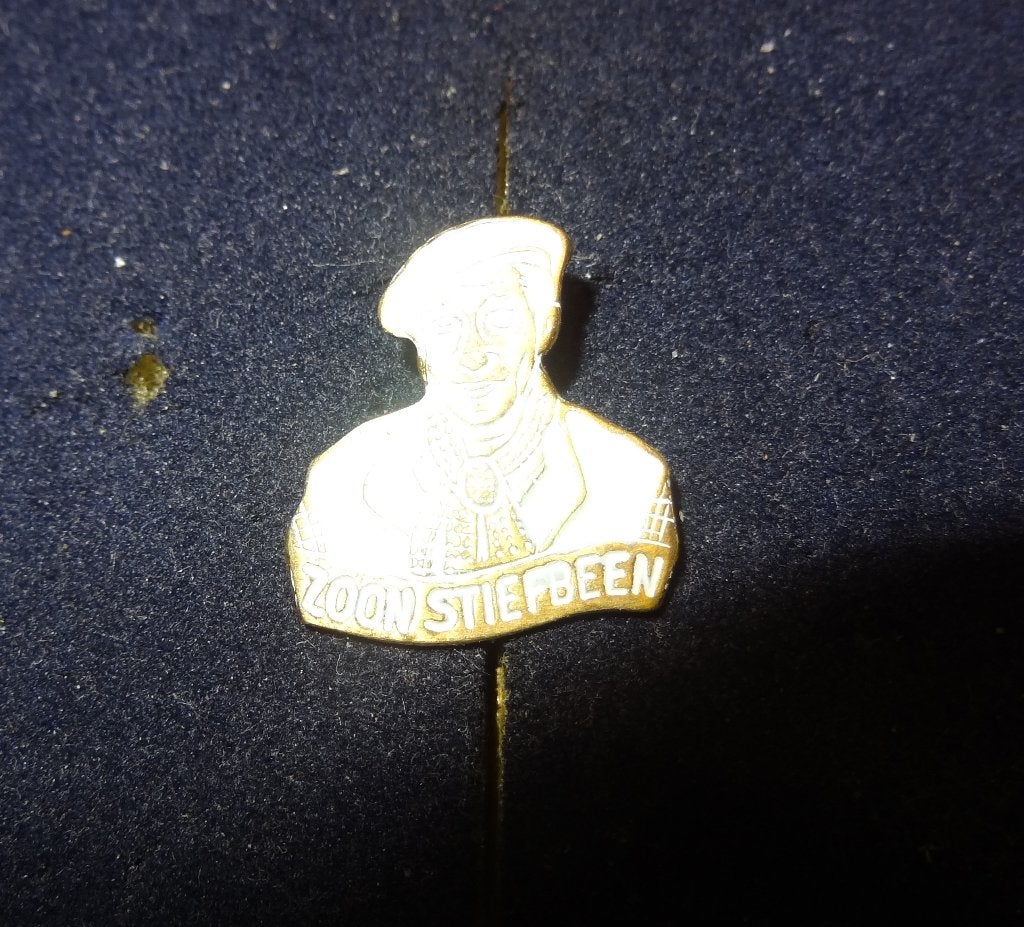 Zoon Stiefbeen Wit Speldje, Verzamelen, Verzenden, Gebruikt, Overige onderwerpen, Speldje of Pin
