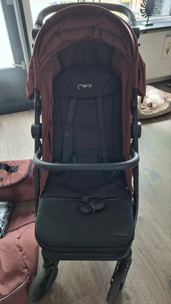 Luxe Momi kinderbuggy met voetenzak en regenhoes, Ophalen of Verzenden, Zo goed als nieuw, Overige merken, Verstelbare rugleuning