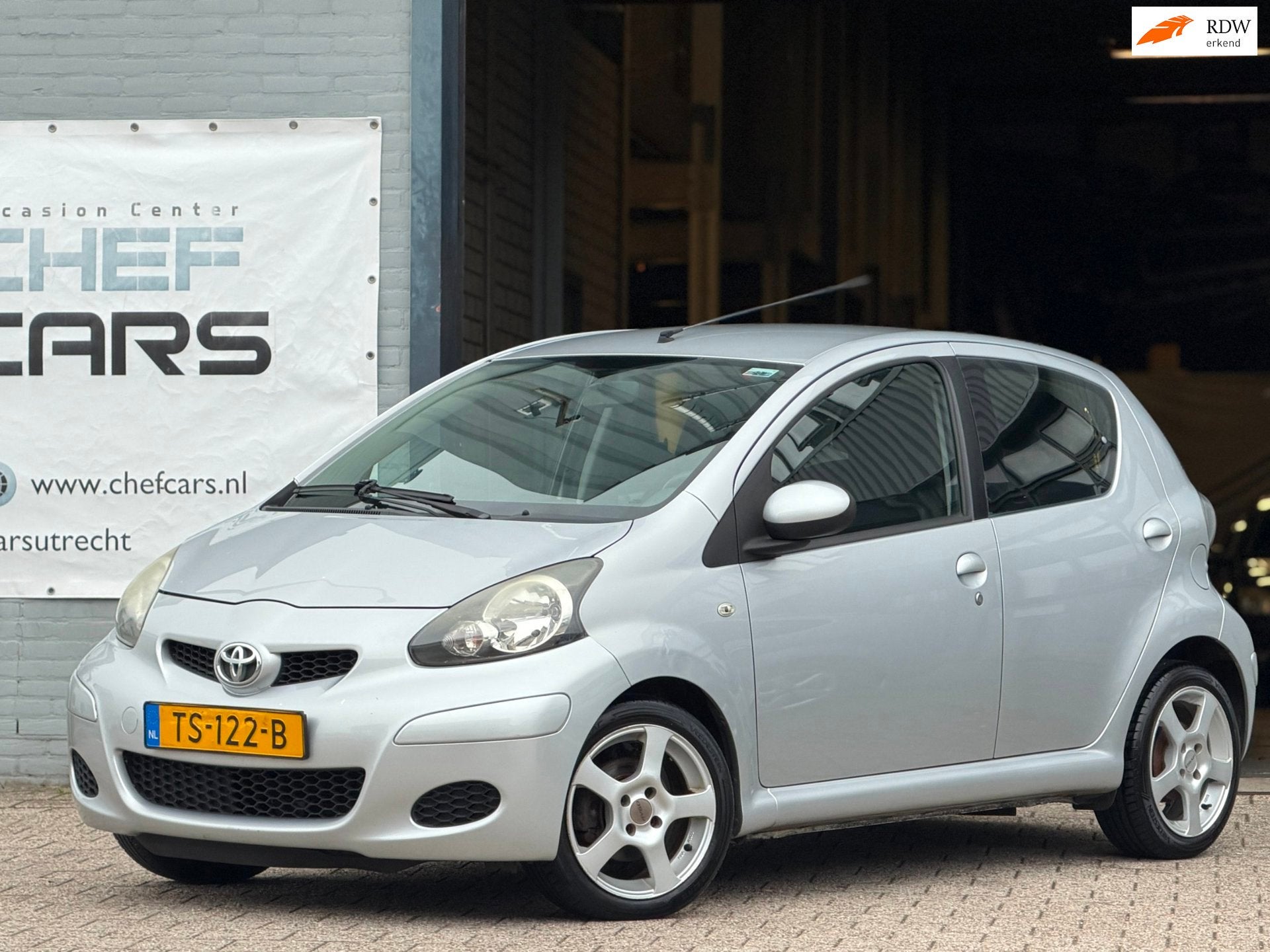 Toyota Aygo 1.0|ORGKM|AIRCO|5DEURS|BOEKJES|2EIGENAAR NL|LM!, Voorwielaandrijving, Stof, Gebruikt, 4 stoelen