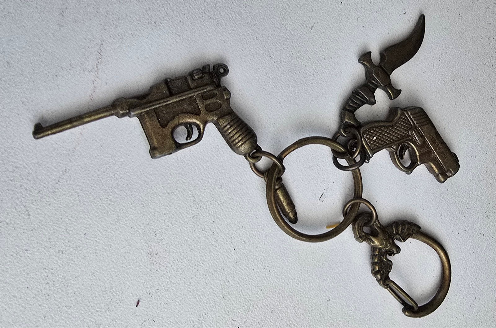Unieke Sleutelhanger met Pistool en Dolk Design, Verzamelen, Ophalen of Verzenden