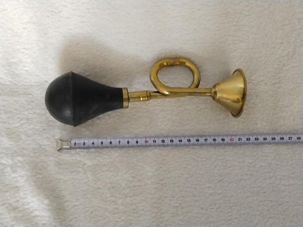 Kleine koperen toeter met rubberen balg, Ophalen