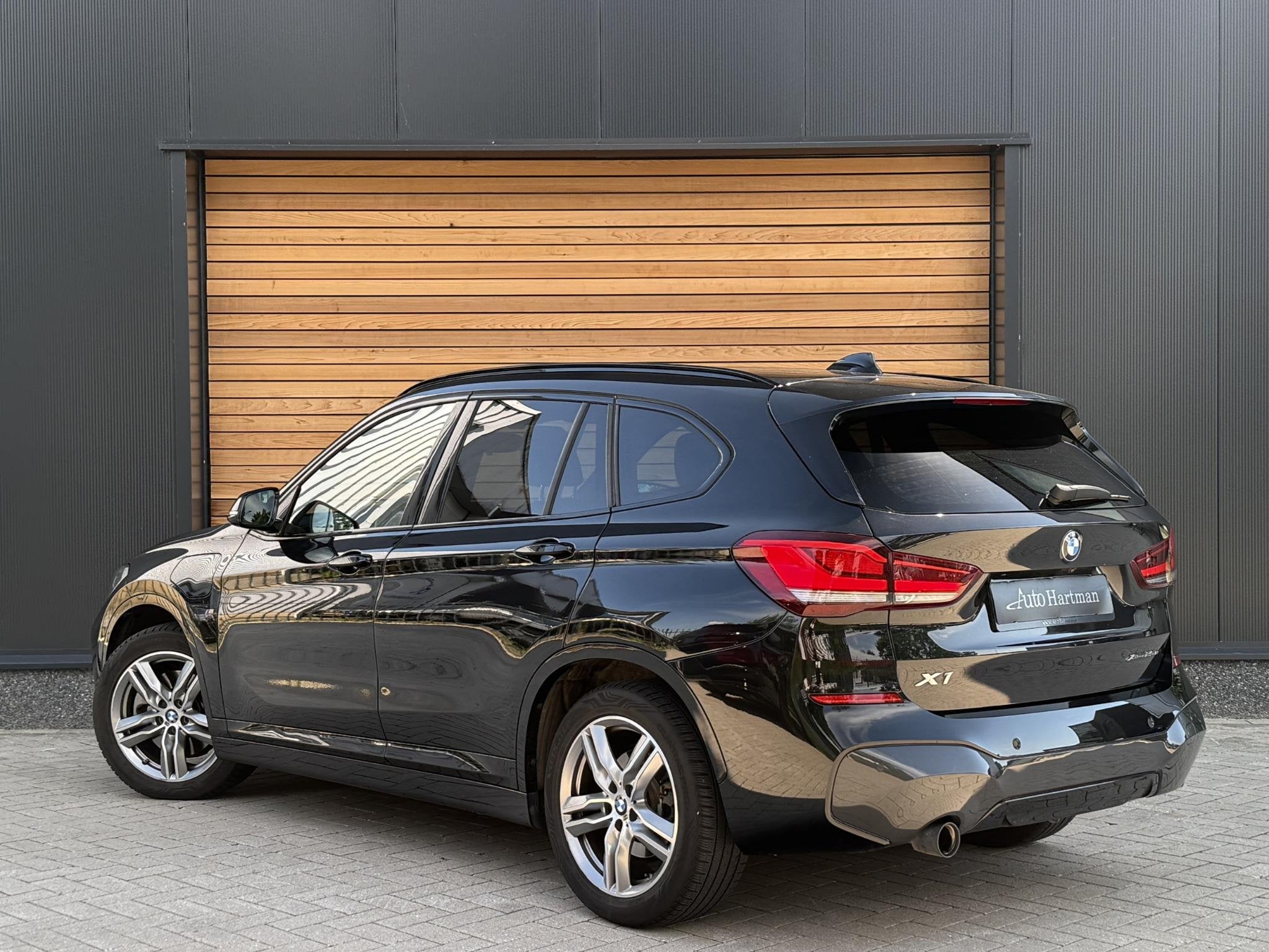 BMW X1 xDrive25e High Executive HEAD-UP|H&K|KEYLESS|TREKHAAK, Auto's, Alcantara, Zwart, Plug-in hybride, Bedrijf