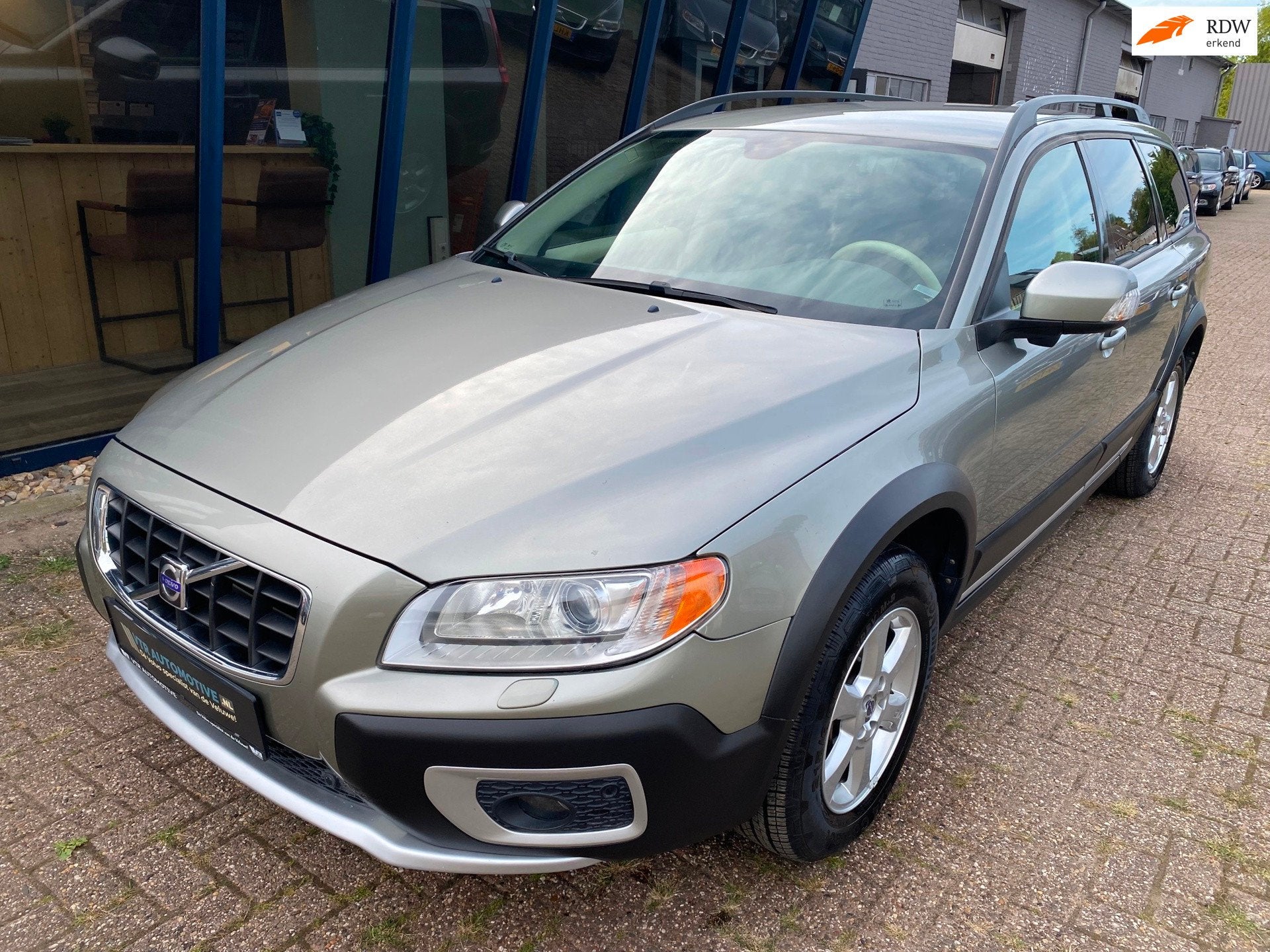 Volvo XC70 3.2 Momentum AWD Automaat LEER / TREKHAAK / YOUNG, Automaat, 238 pk, Gebruikt, XC70