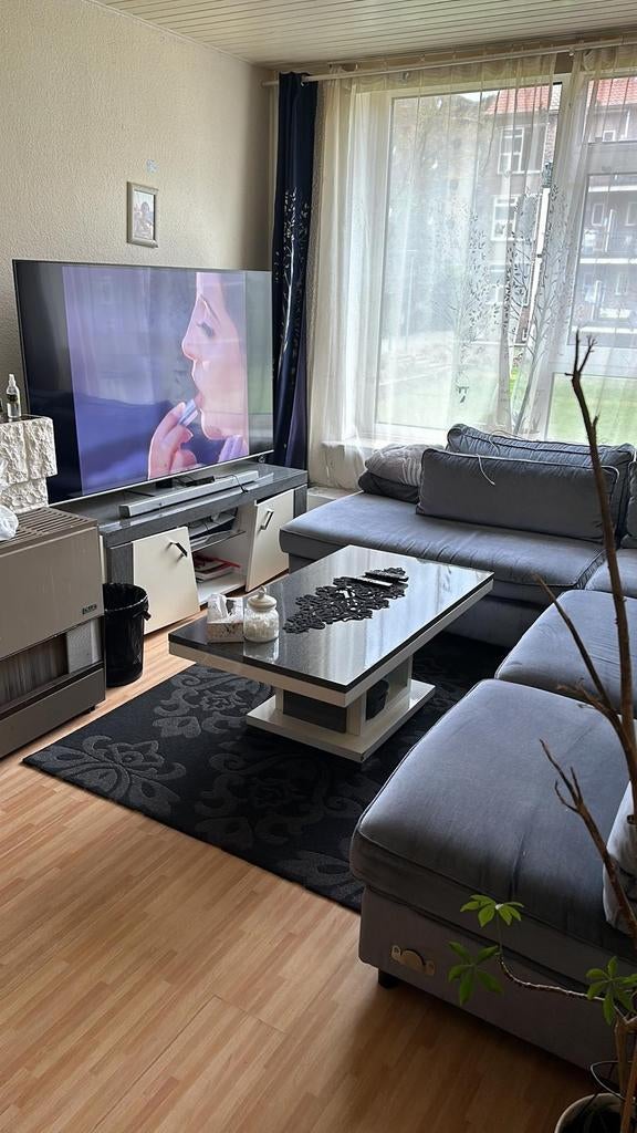 Bankstel u vorm tv onderkast tafel voor de bankstel