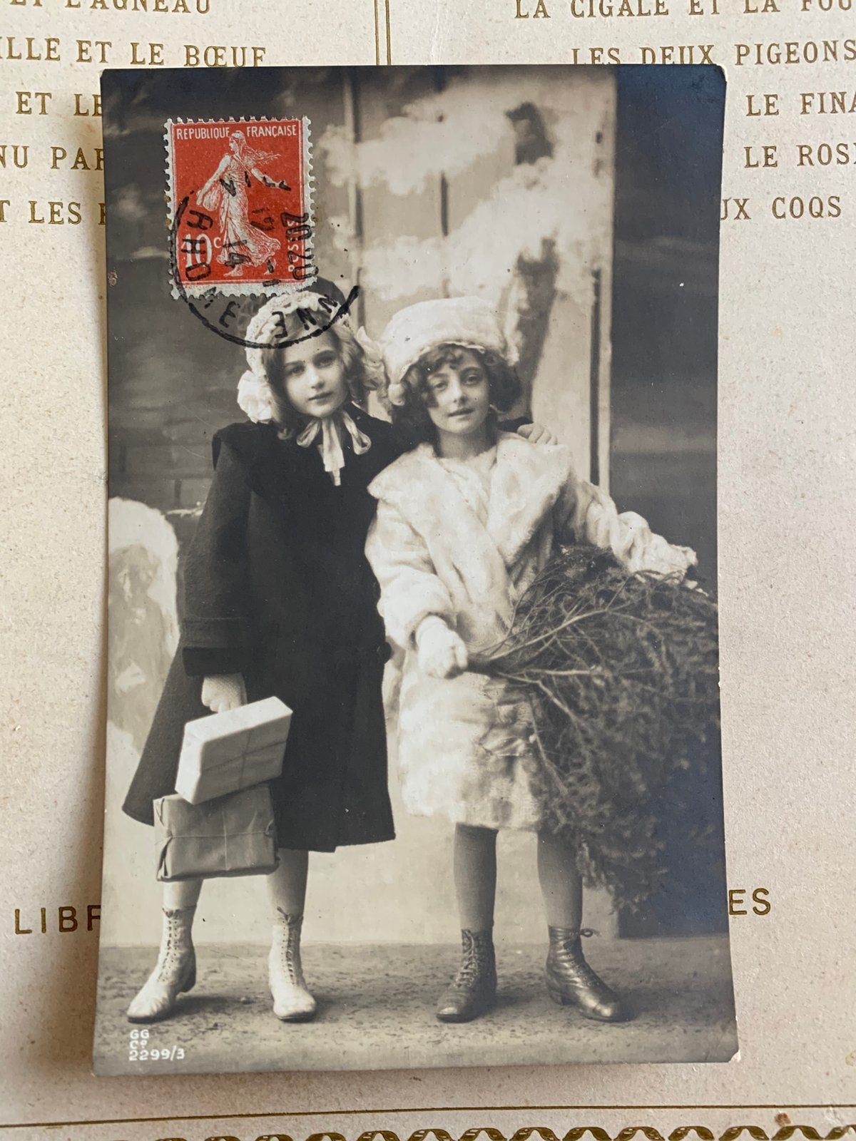 1914 Twee meisjes met kersttakken en cadeaus (VB), Ophalen of Verzenden, Voor 1920, Gelopen, Kinderen