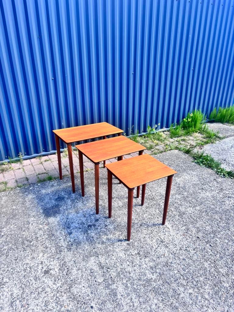 Vintage teak bijzettafels nesting tafels, Minder dan 55 cm, Gebruikt, X, Rechthoekig
