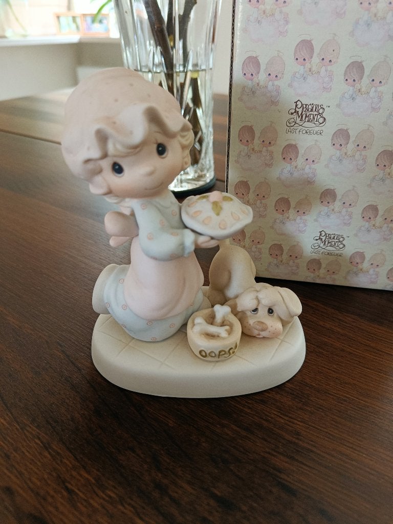 Vintage Precious Moments meisje taart hond, Verzamelen, Beelden en Beeldjes, Ophalen of Verzenden, Zo goed als nieuw, Mens