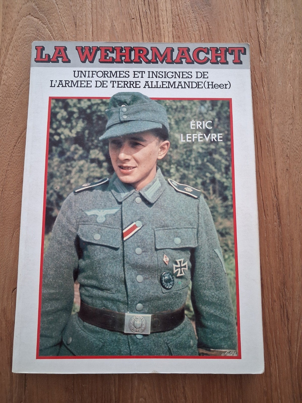 Franstalig boek: Duitse uniformen WOII (Heer), Verzenden, Duitsland, Boek of Tijdschrift