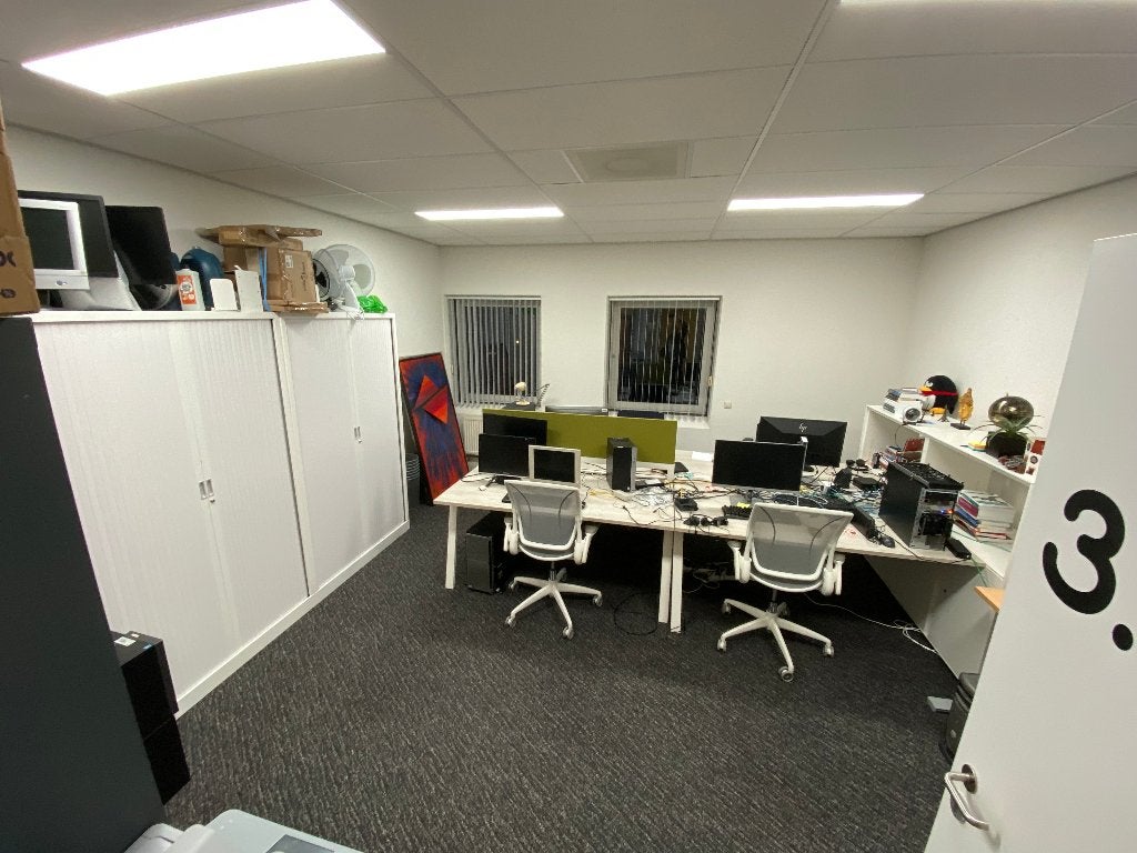 Kantoor inboedel met oa 5 werkplekken bureaus/vergadertafels, Werkplek, Ophalen, Gebruikt, Complete inventaris