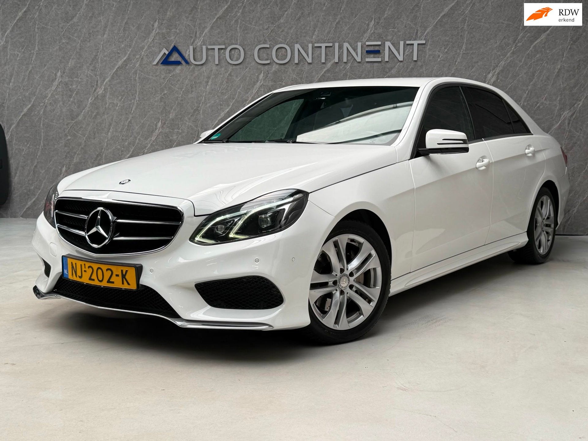 Mercedes-Benz E-klasse 250 Ambition Avantgarde 211 PK, Auto's, Mercedes-Benz, Automaat, 1998 cc, Achterwielaandrijving, Gebruikt