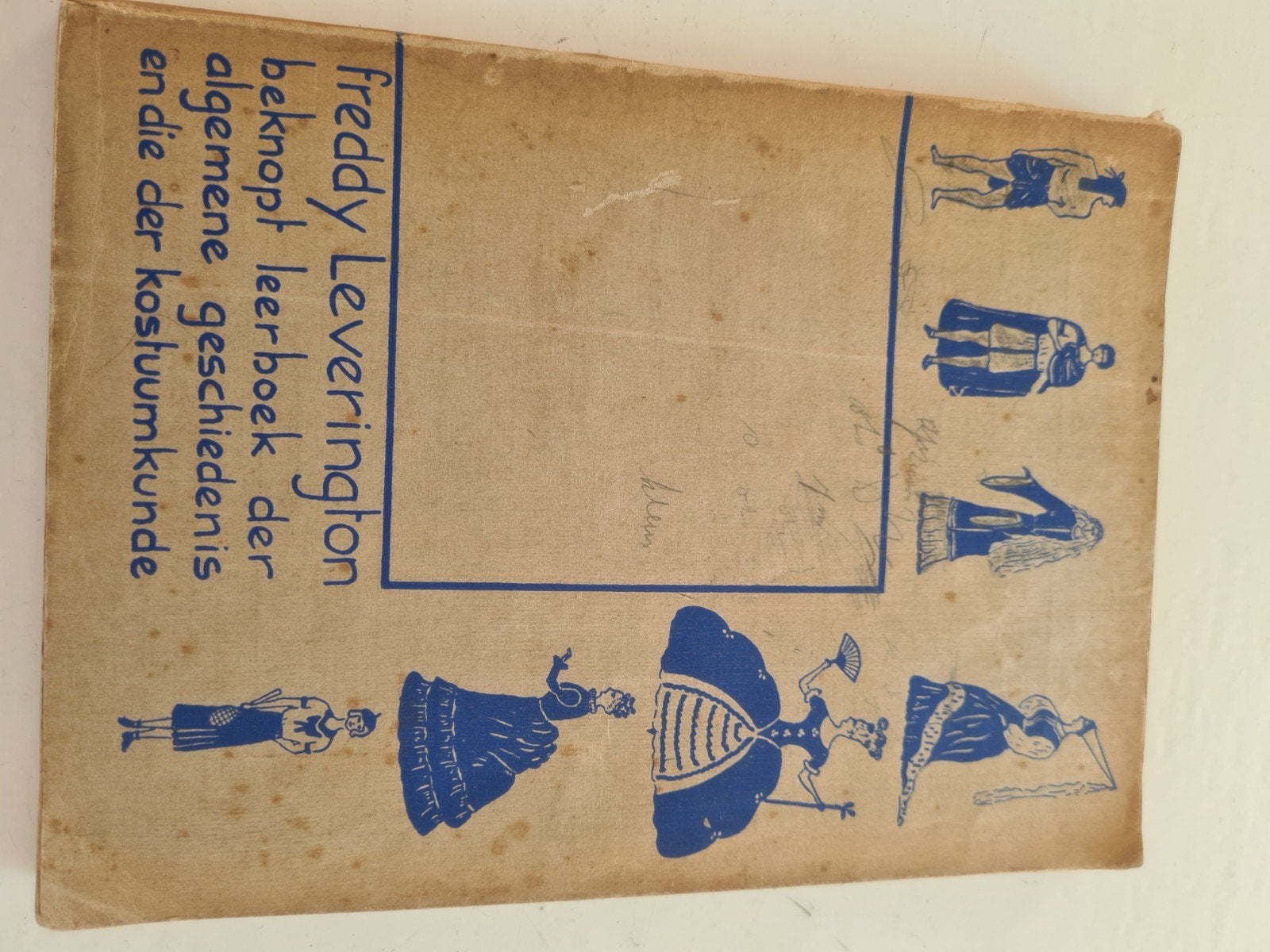 Beknopt leerboek algemene geschiedenis en kostuumkunde, Boeken, Ophalen of Verzenden, Gelezen, Freddy Leverington, Nederland