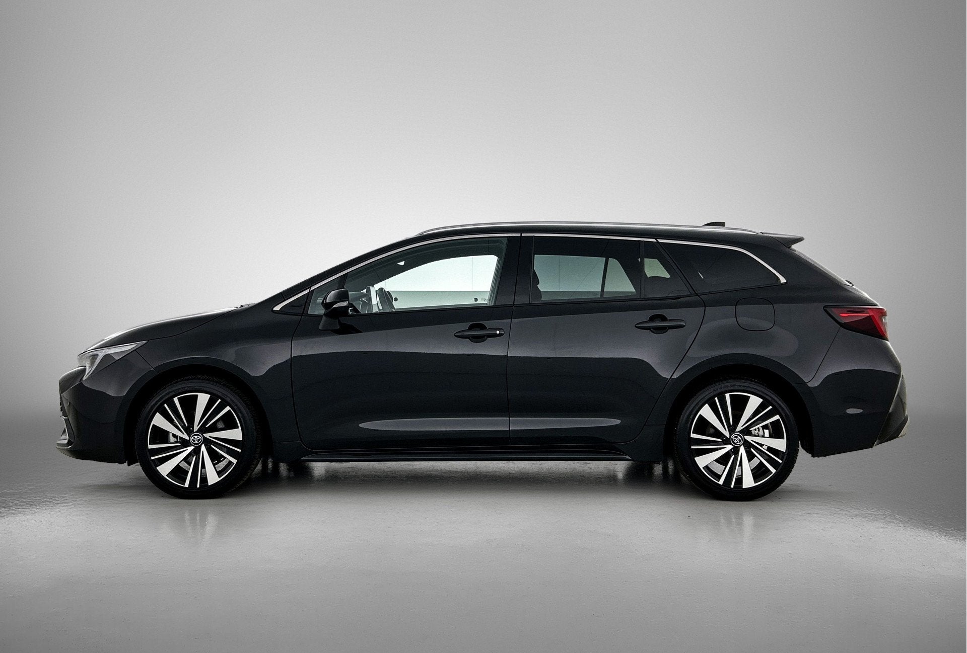Toyota Corolla Touring Sports Hybrid 140 Dynamic | Half lede, 12 maanden, 450 kg, 4 cilinders, Zwart