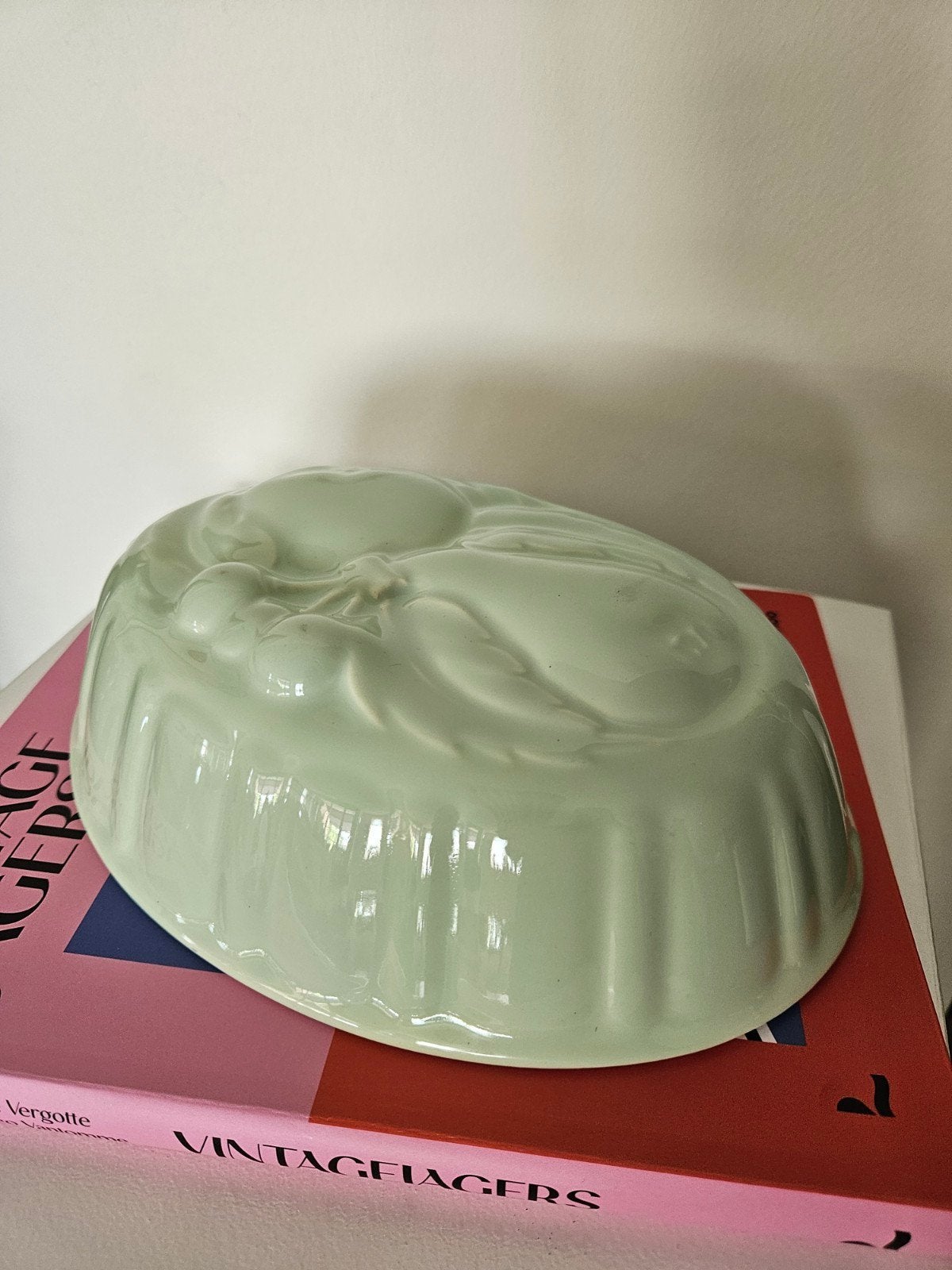 Vintage puddingvorm / bavaroisvorm met fruitmotief groen, Antiek en Kunst, Antiek | Servies los, Ophalen of Verzenden