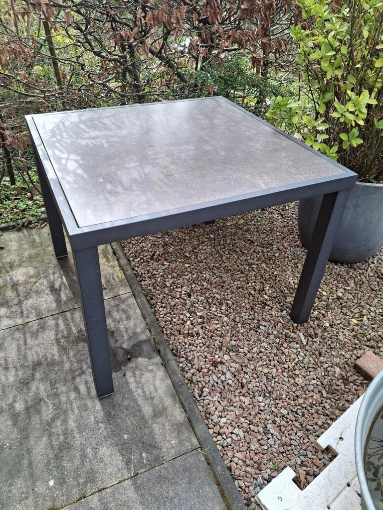 Vierkante tuintafel met donkergrijs blad, Tuin en Terras, Tuintafels, Ophalen, Gebruikt, Vierkant, Metaal