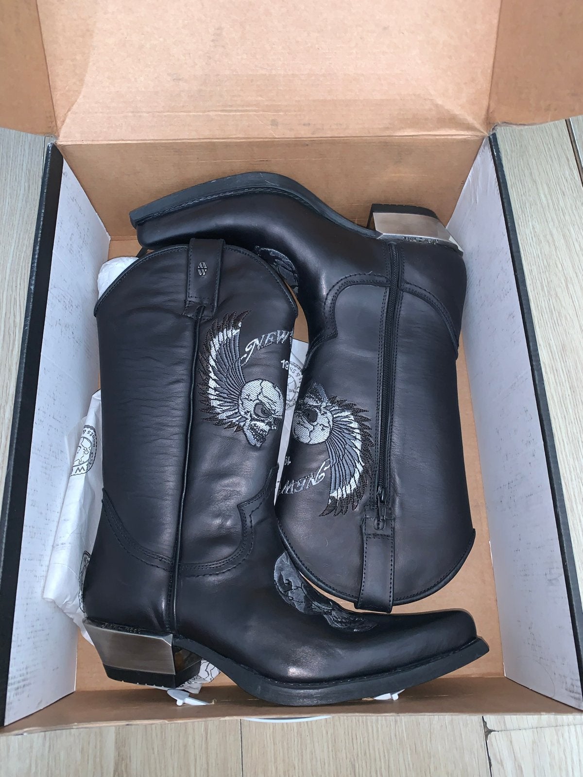 New Rock Boots - Zwart met doodskop en vleugels - Maat 41, Ophalen of Verzenden, Zo goed als nieuw, Zwart, Boots