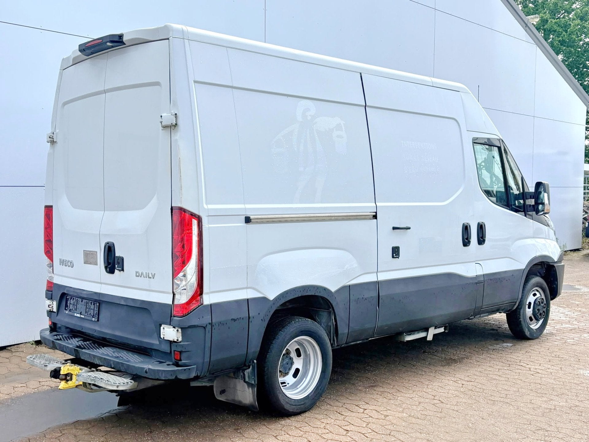 Iveco Daily 35C14 2.3 L2H2 Dubbellucht Airco Camera Trekhaak, Auto's, Bestelauto's, Gebruikt, Zwart, Iveco, Wit