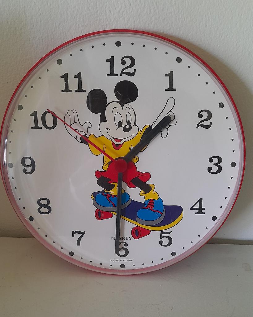 Vintage Mickey Mouse wandklok met een skateboard-thema, Verzamelen, Disney, Ophalen of Verzenden, Mickey Mouse, Gebruikt, Overige typen