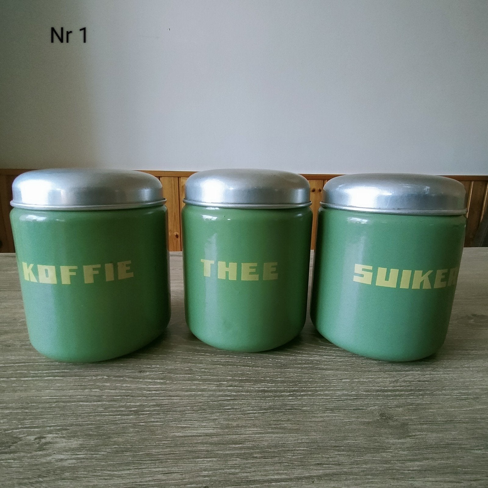 EMAILLE GROENE BUSSENSET MET GELE BLOKLETTERS., Antiek en Kunst, Antiek | Emaille, Ophalen of Verzenden