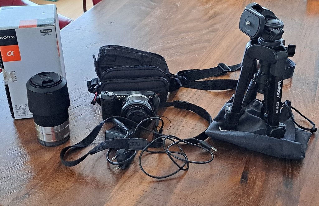 Sony Systeemcamera Alpha 5000 met 2 lenzen en statief, Ophalen, Gebruikt, Bodydop, Ingebouwde flitser