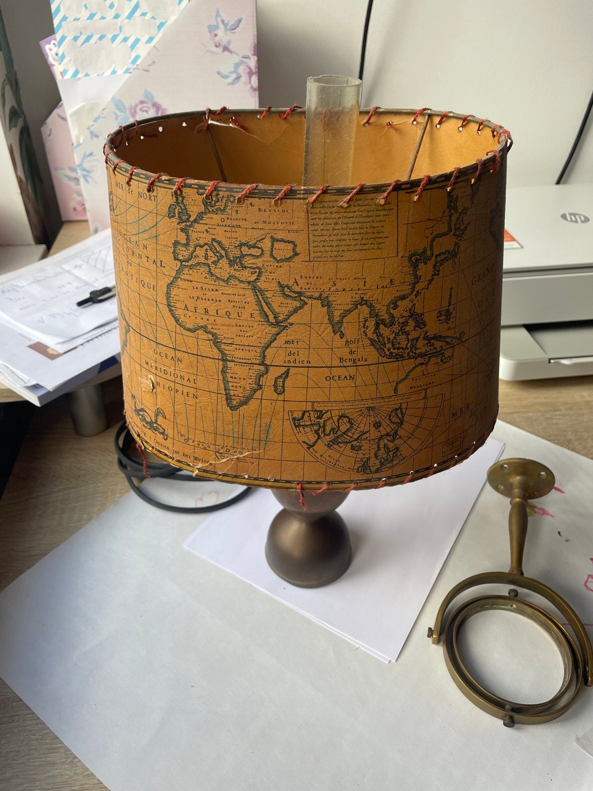 Antieke olielamp met wereldkaart kap, Antiek en Kunst, Ophalen of Verzenden