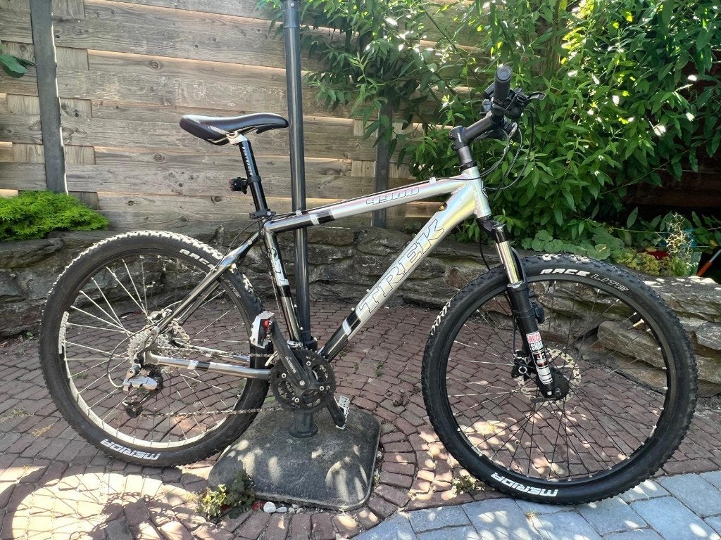 Zilvergrijze Trek 4900, Gebruikt, 26 inch, Meer dan 20 versnellingen, Schijfrem