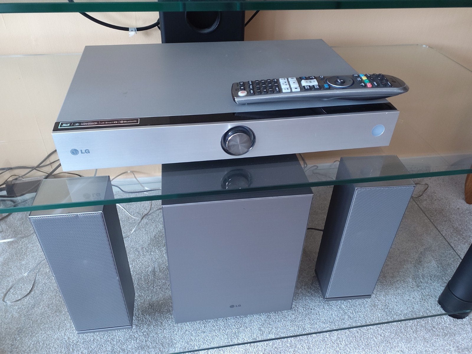 LG Blu-ray 3D Home Cinema Set met Bluetooth in zilverline, Gebruikt, 2.1-systeem, Blu-ray-speler, 70 watt of meer