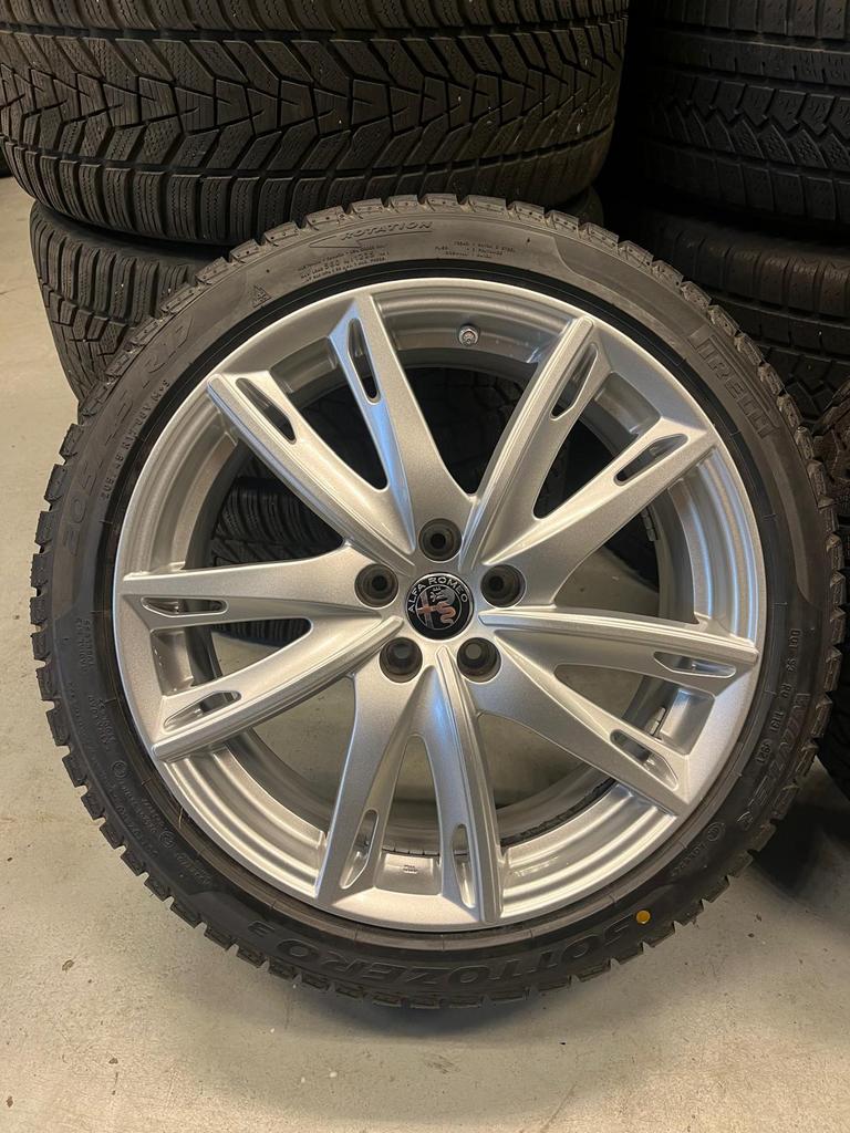 Originele Alfa Romeo 4C winterset Pirelli Nieuw TPMS, Ophalen, 18 inch, Banden en Velgen, Nieuw