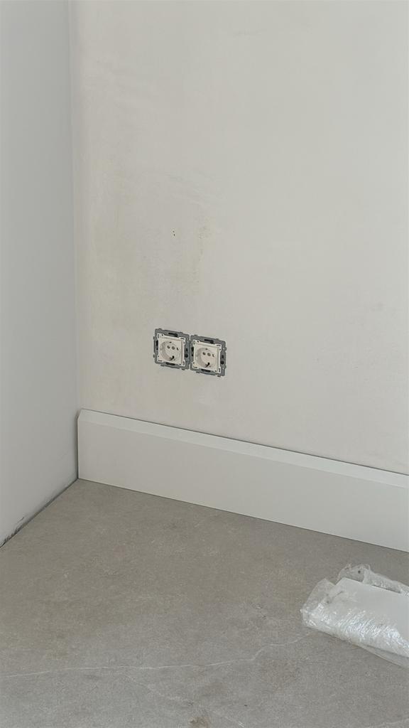 Nieuwe gegronde MDF plinten met schuine rand - 38,4 meter, Ophalen, Nieuw, Mdf, 250 cm of meer