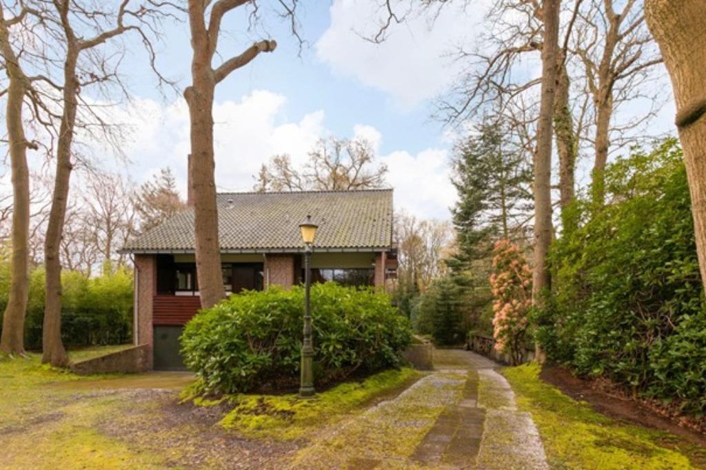 Villa in centrum van Bergen, Huizen en Kamers, Huizen te koop, Noord-Holland, Vrijstaande woning, 263 m², 6 kamers