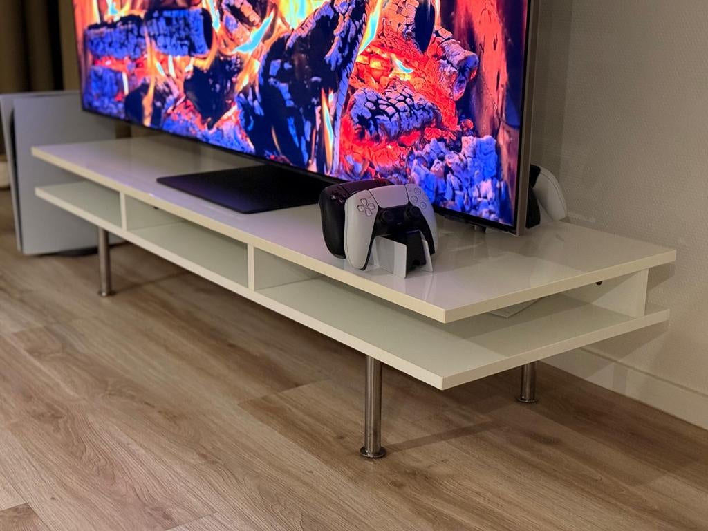 Moderne witte TV meubel met stekkerdoos - 140cm, Huis en Inrichting, 100 tot 150 cm, Ophalen of Verzenden, Zo goed als nieuw, Minder dan 100 cm