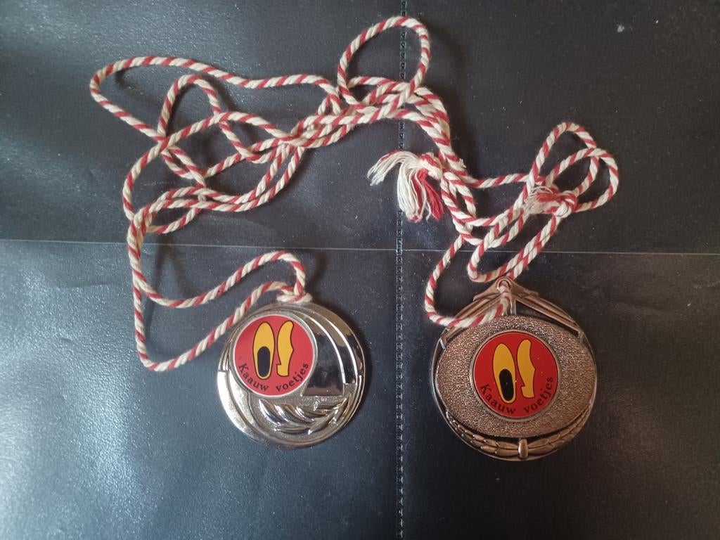 2x Carnavals medaille onderscheiding Kaauw Voetjes Lierop, Postzegels en Munten, Penningen en Medailles, Ophalen, Overige materialen