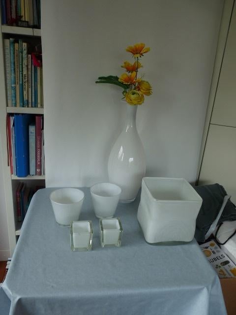 set van witte bloempot rond en vierkant en hoge vaas 6 stuks, Overige materialen, Ophalen of Verzenden, Zo goed als nieuw, Balkon