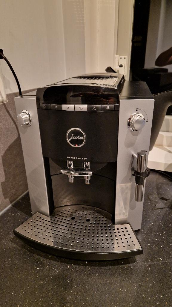 Jura F50, Witgoed en Apparatuur, Koffiezetapparaten, Afneembaar waterreservoir, 10 kopjes of meer, Koffiemachine, Niet werkend