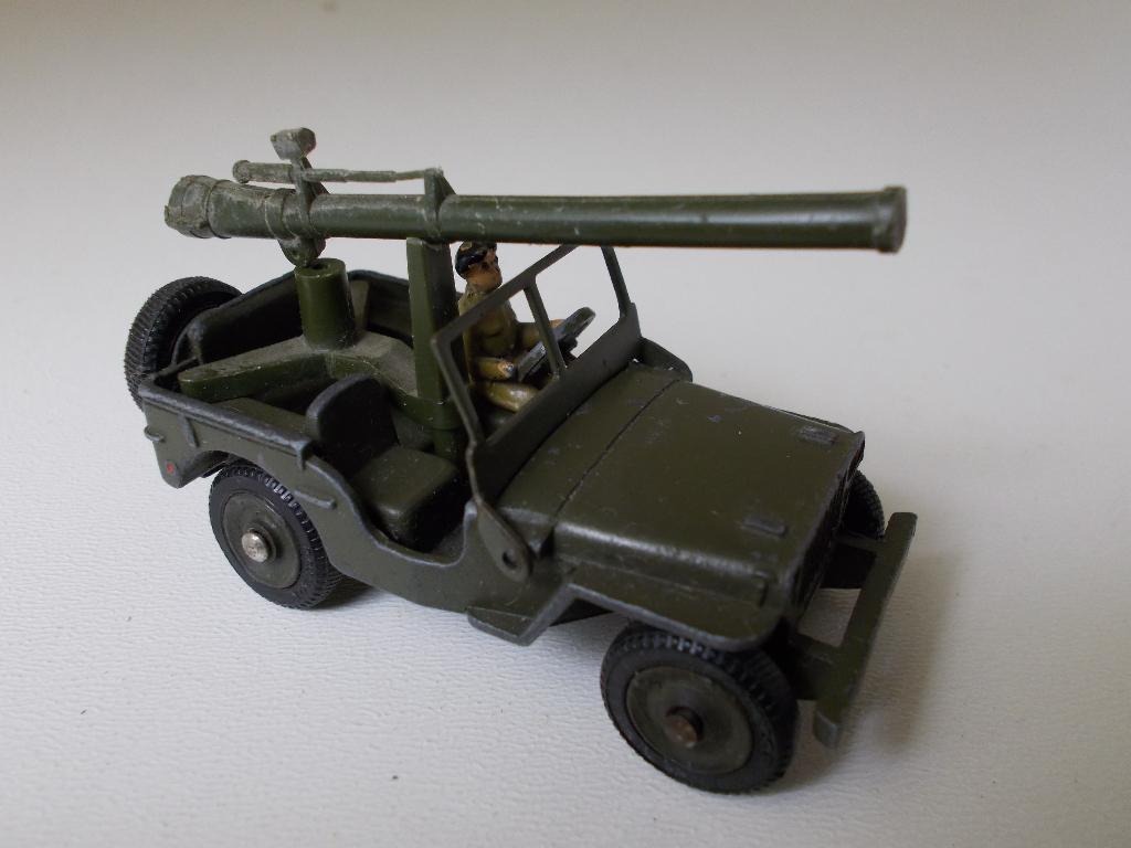 1964 Dinky Toys 80B (829) JEEP AVEC CANON 106 SR +DRIVER (A)